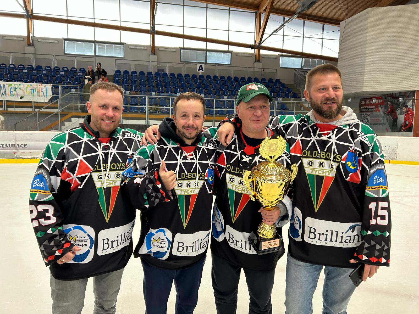 Zawodnicy GKS Tychy Oldboys z pucharem turniejowym